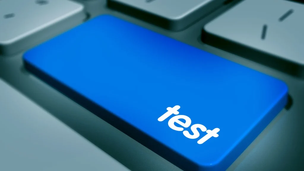 Se muestra la imagen de un teclado enfatizando una tecla en azul con la palabra test o prueba. Haciendo referencia a que los embudos dependen se hacer pruebas continuas para encontrar su mejor fórmula de funcionamiento